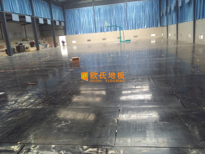 木质地板，篮球馆中的更运动基台